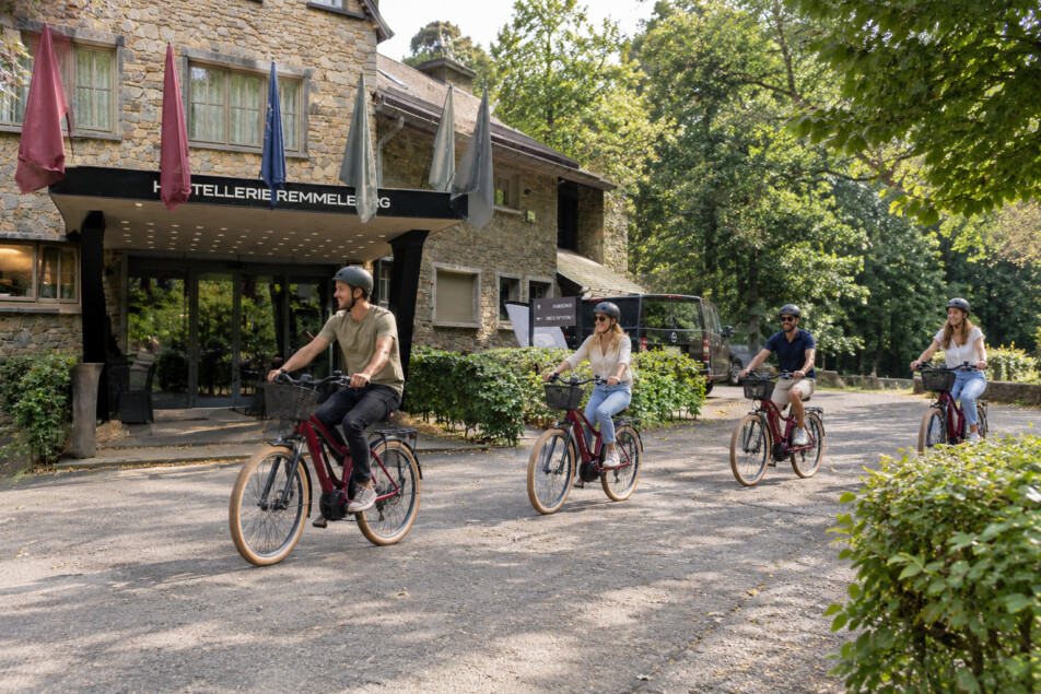 Fietsers voor Hostellerie Remmelberg